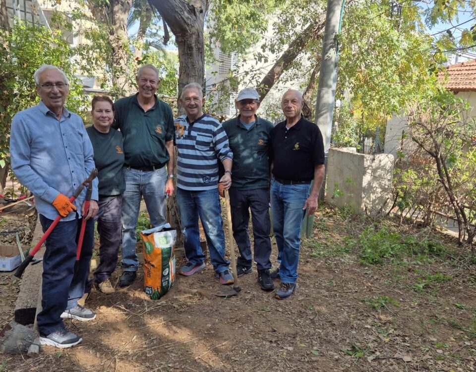 מתנדבי ליונס רמת גן בגינה הקהילתית החדשה